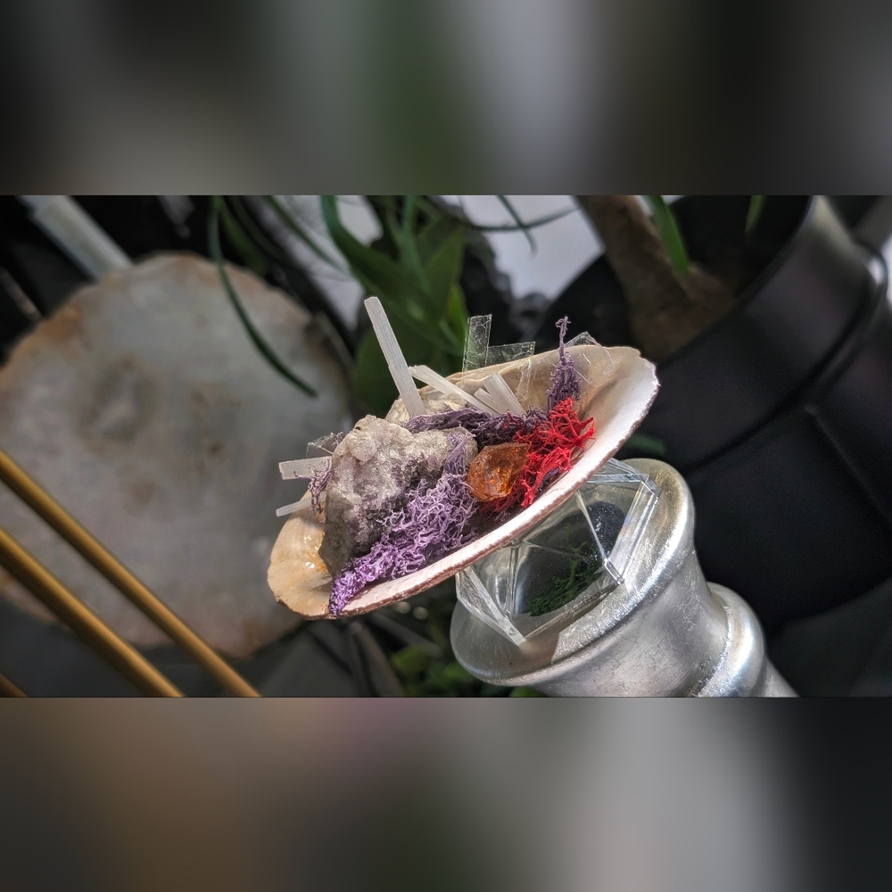 Amethyst & Selenite Crystals & Artificial Moss in Seashell
